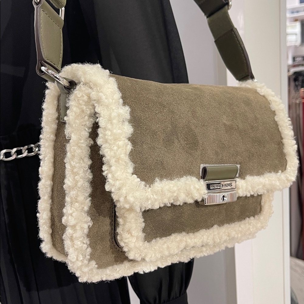MICHAEL KORS Bradshaw Medium Suede and Faux Shearling Messenger Bag
Olive
NWT
L - Picture 15 of 16
